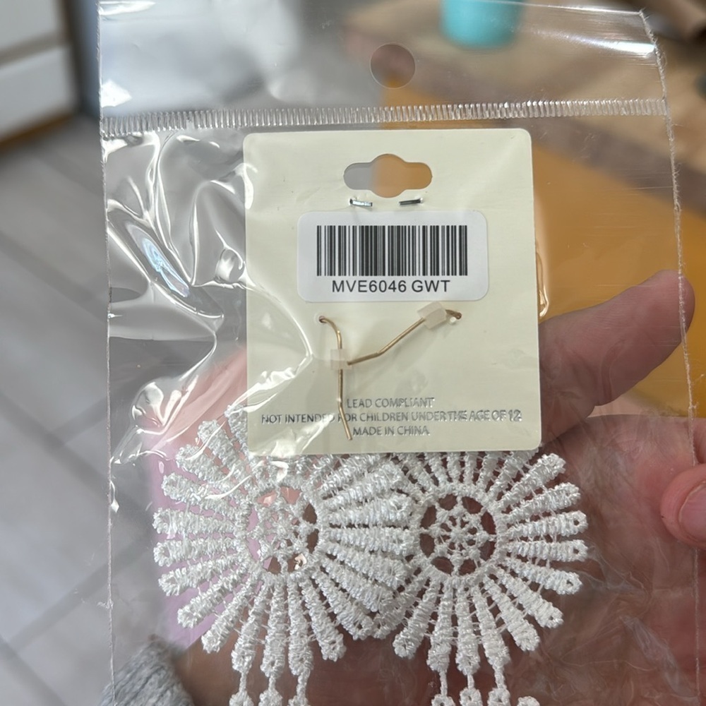 Mia Collection Lace Floral Dangle Earrings Costume Jewelry - Picture 4 of 4